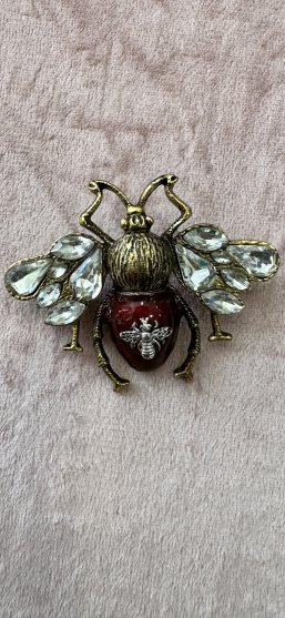 Brošňa - včela červená